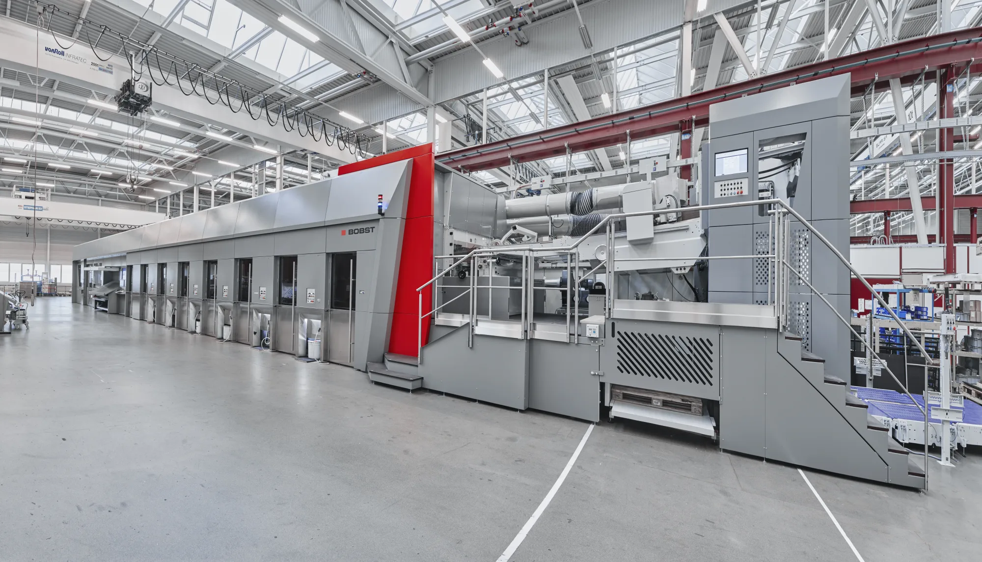 Ligne BOBST d’impression et de transformation dans un hall de production.