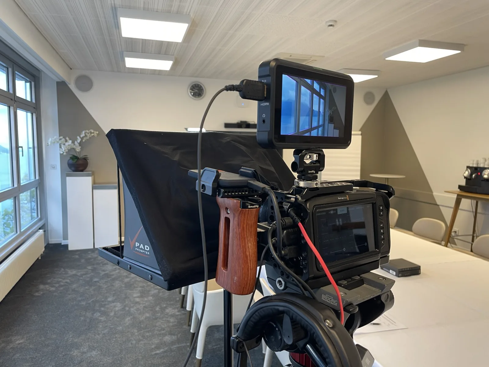 Caméra, moniteur et micro préparés pour une interview filmée.