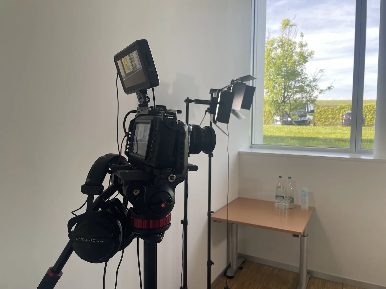 Caméra préparée pour une prise de vue photo et vidéo en entreprise.